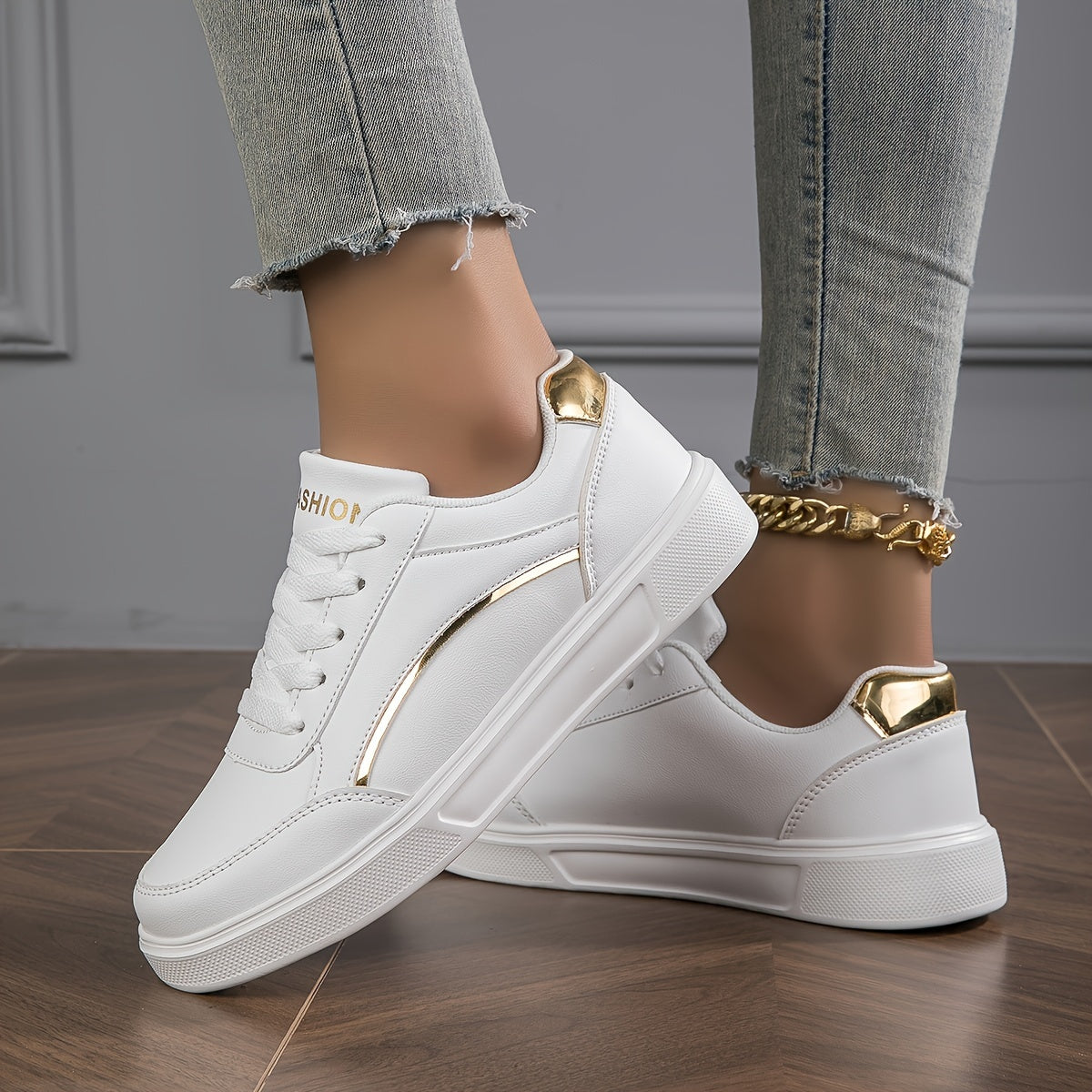 Casual women's white shoes, lightweight and comfortable skate sneakers.