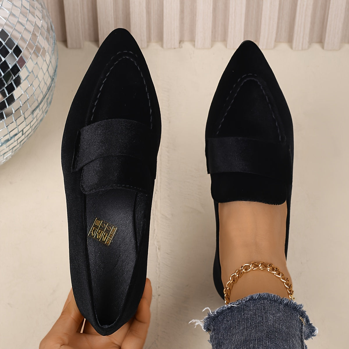 Women's slip-on flats with pointed toe, lightweight and versatile for all seasons, perfect for autumn and spring.