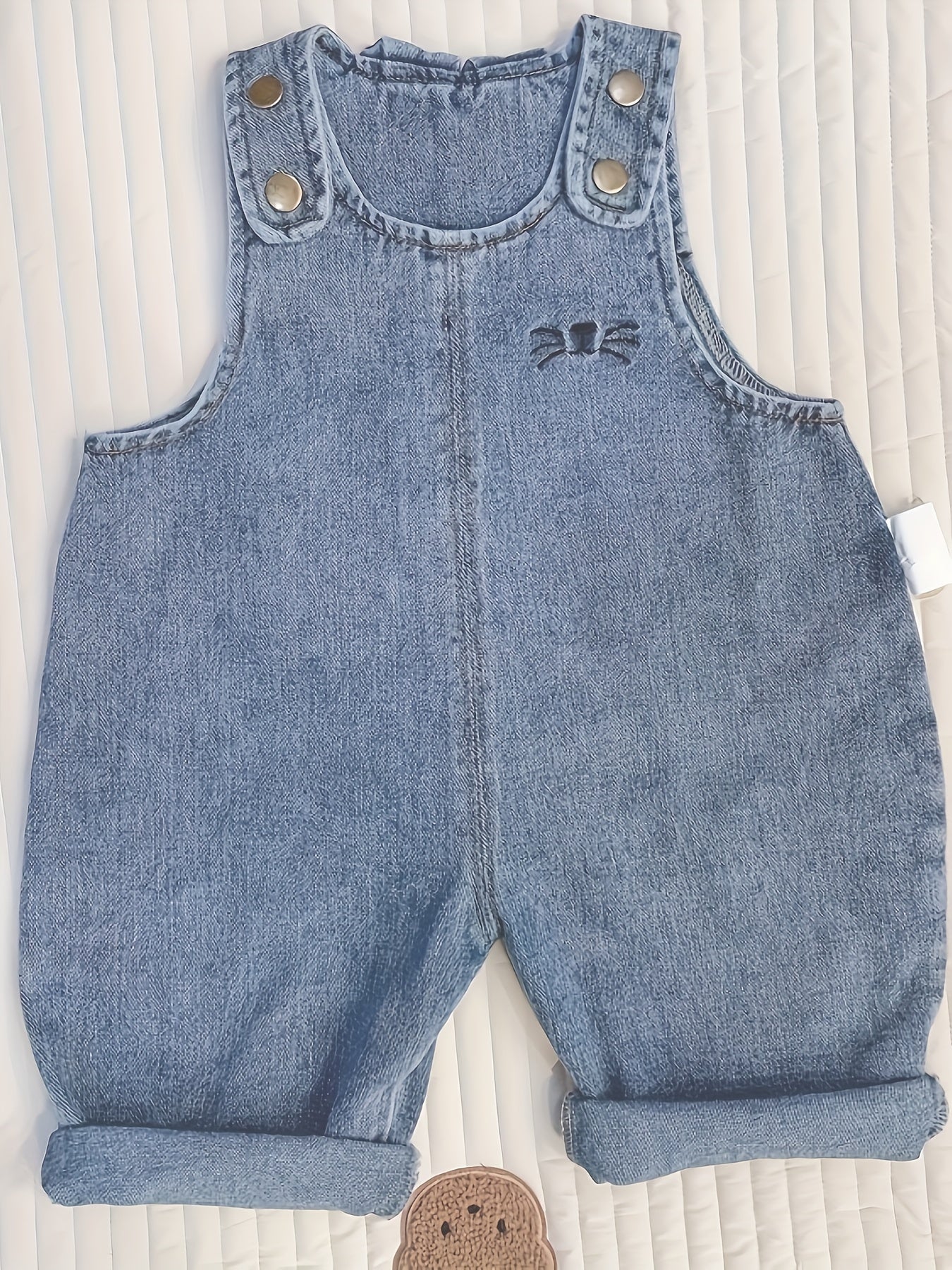 Qiziqarli denim salopetlar, uslubiy va qulay kuz kiyimlari uchun quyon quloqlari bilan bezatilgan. Mashinada yuvilishi mumkin bo'lgan polyester denimdan tayyorlangan, ochiq havoda kiyish uchun mukammal.