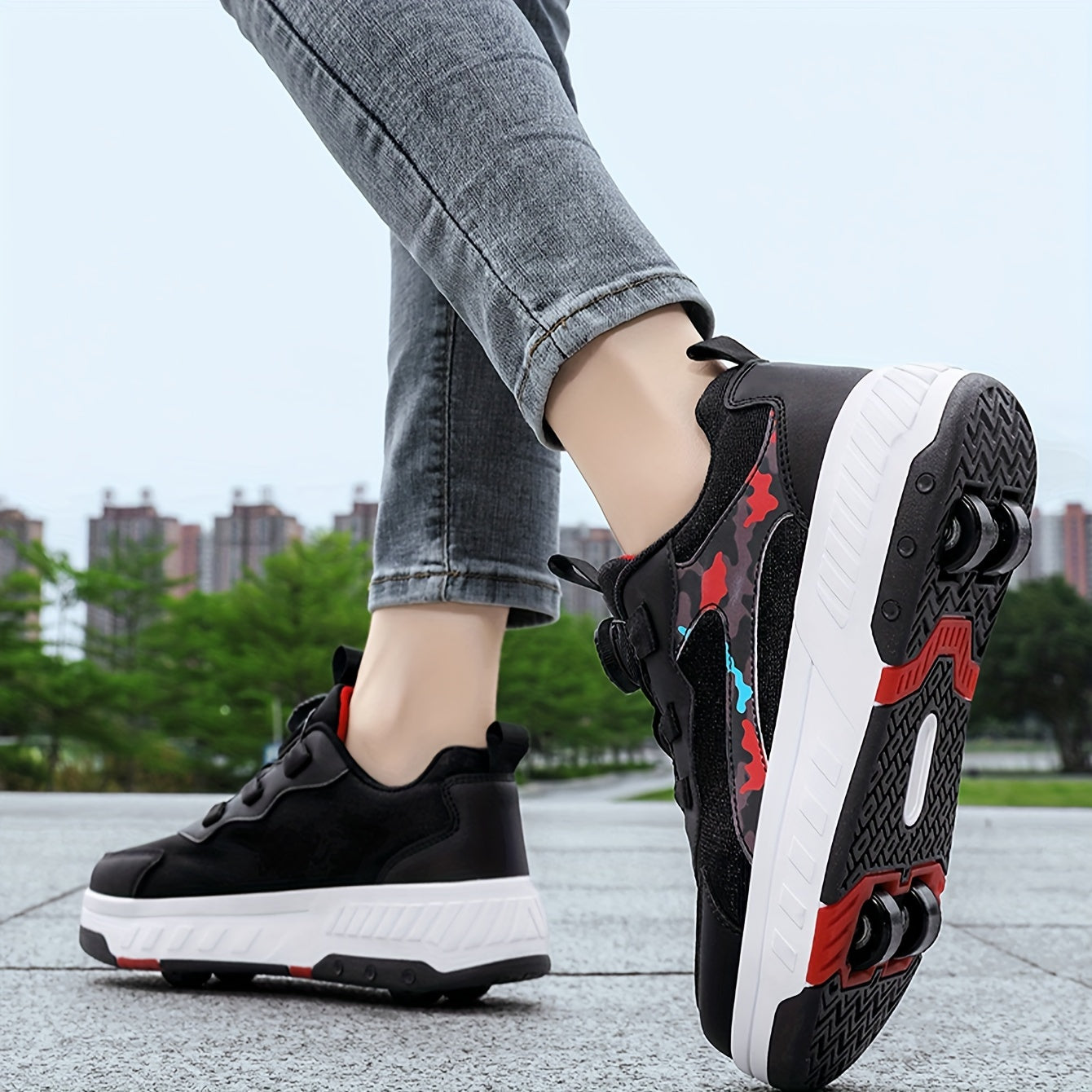 Low top roller skate shoes for boys that are casual, cool, lightweight, breathable, and anti-slip for indoor and outdoor use in spring and autumn.