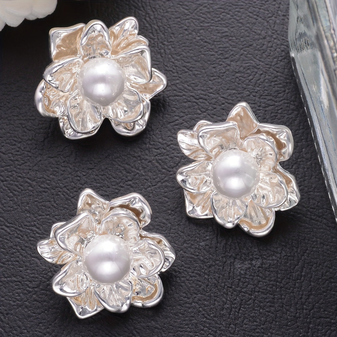 Set of 3 Fashionable Pearl Flower Buttons, Made of Alloy, featuring a Simple and Novel Style. Ideal for DIY Hand Sewn Decoration for Shirts, Sweaters, Coats, Jackets, Bags, Hats, and Bouquets. Perfect for Women's Novelty Pins and Brooches.