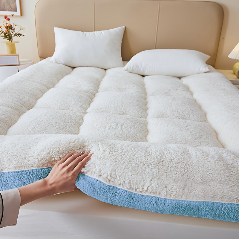 Sherpa fleece mattress topper, plush, hypoallergenic, machine washable, pull-on closure, quilted milk velvet fabric, 3-5cm thickness, provides warmth for autumn and winter.