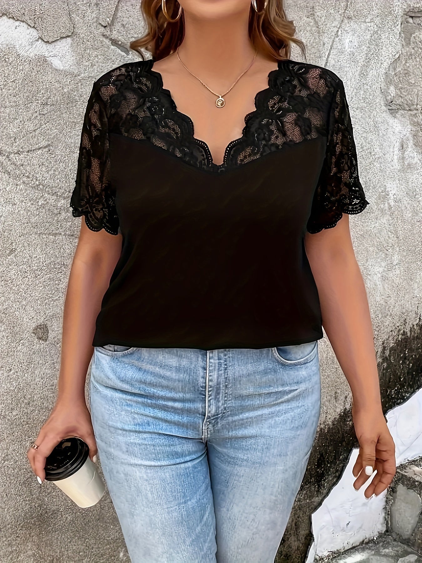 Scallop trim V neck short sleeve T-shirt with lace stitching for plus size women.