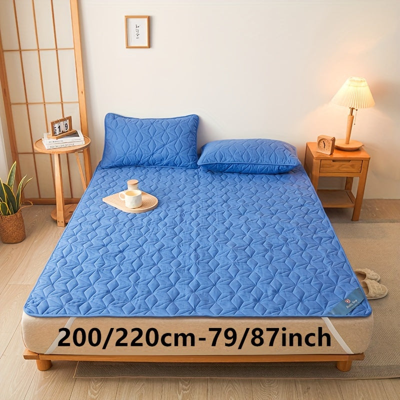 Waterproof mattress cover made of layers, providing soft cushioning to double bed mattresses. This bedspread offers protection against diaper leaks and stains in the household. It is thin, non-slip, and dust-proof, making it ideal for student dormitories.