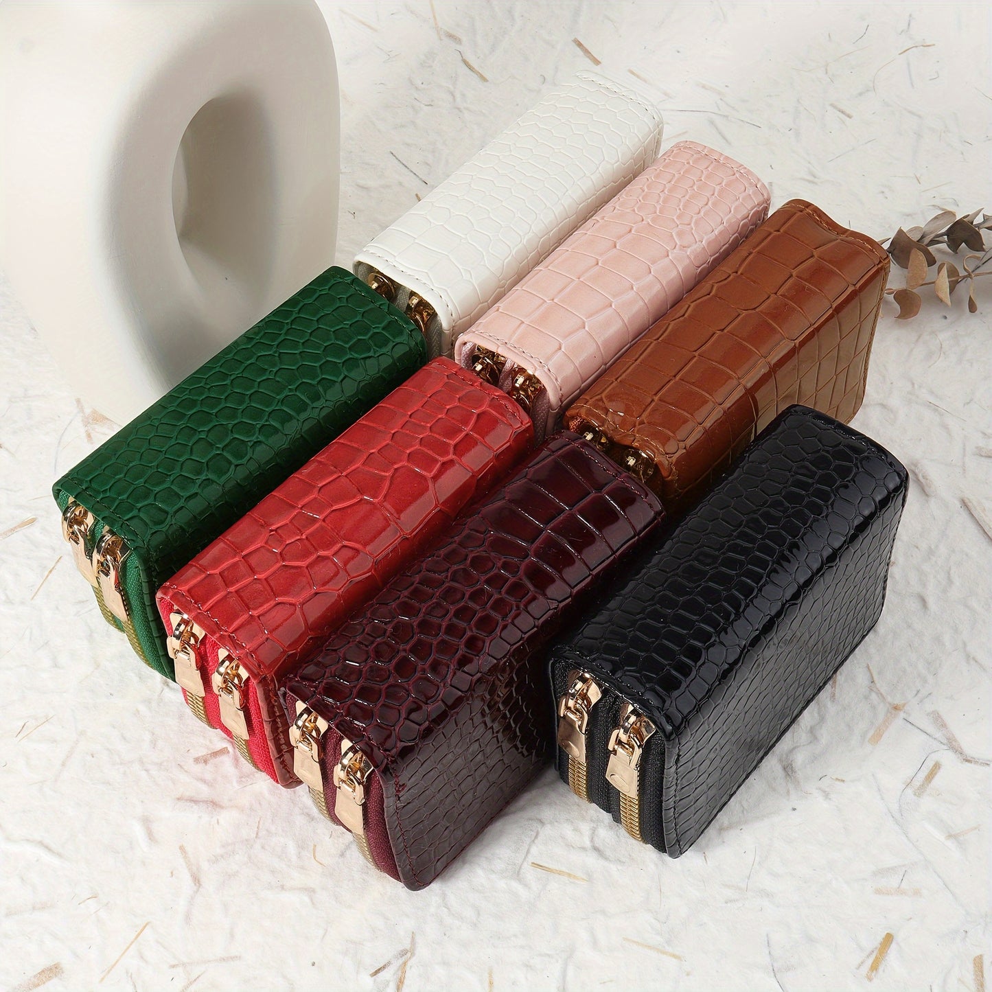 Women's crocodile pattern zipper wallet made of synthetic leather with double zipper, multi-card holder, available in green, white, pink, red, and black. Secure and stylish accessory.