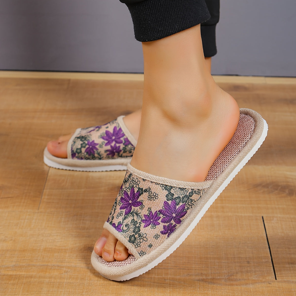 Breathable linen slippers with blue floral design, suitable for all seasons. Features EVA sole, fabric lining, and can be handwashed or dry cleaned. Casual home footwear for men and women.