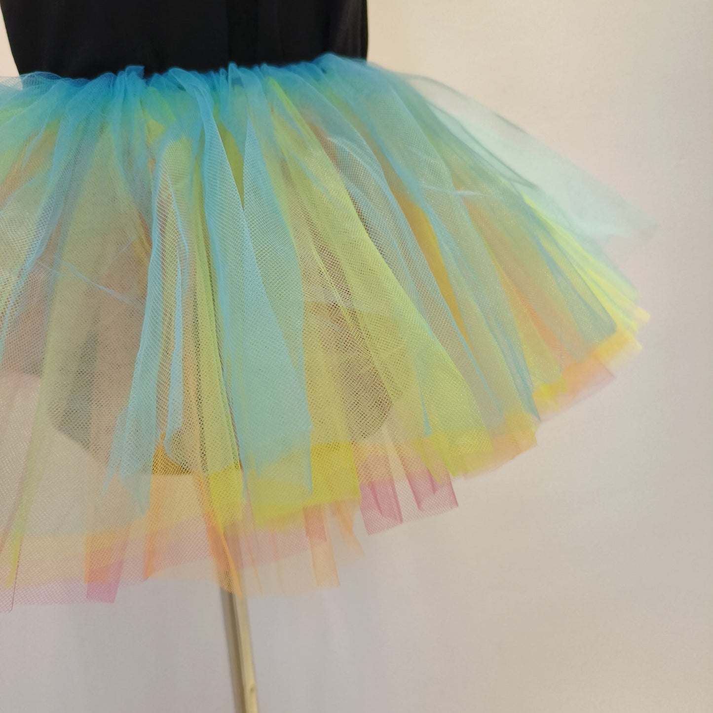 Get ready to party with this Fluffy 80s Tutu Skirt! Perfect for women and teens, this elastic waist skirt features 5 layers of tulle for an ultra-fluffy look. Ideal for Halloween, costume parties, and holiday festivities like Christmas.