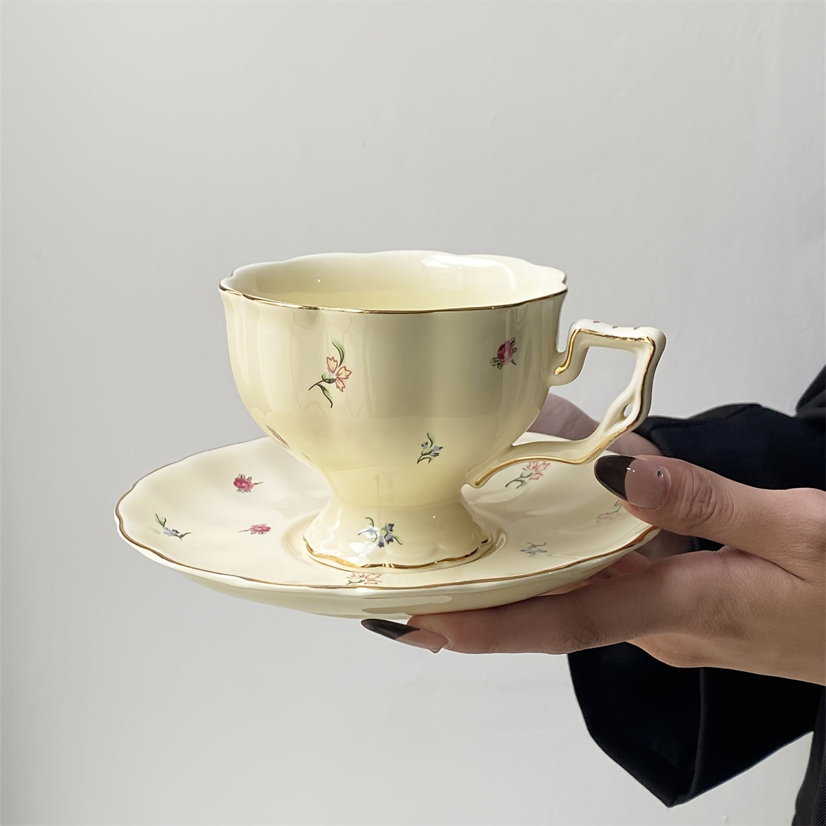 Floral ceramic cup and saucer tea set for light luxury coffee and afternoon tea.