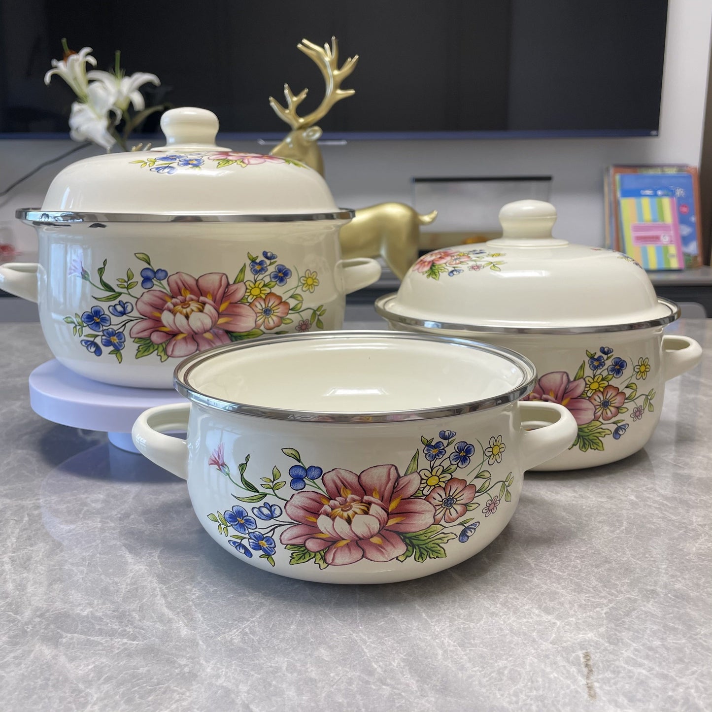 This 3-piece Enamel Cookware Set features a beautiful Floral Design, including pots perfect for soup, stew, and boiling. These versatile pots are ideal for use in the kitchen, and can be used on gas, electric stoves, and open fires. Please note that they