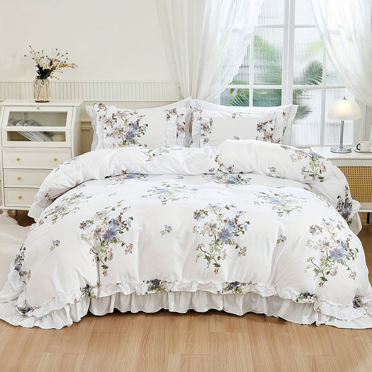 3-piece bedroom quilt cover set with floral print design, includes 1 quilt cover and 2 pillowcases. Features pleated craftsmanship, soft and washable fabric. Perfect for bedroom, dorm, or