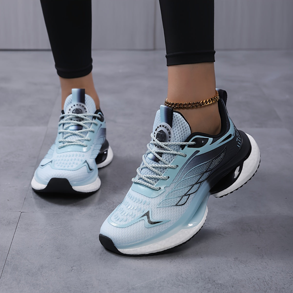 Breathable mesh platform sneakers for women in plus size, lace-up casual outdoor shoes for comfortable low top running.