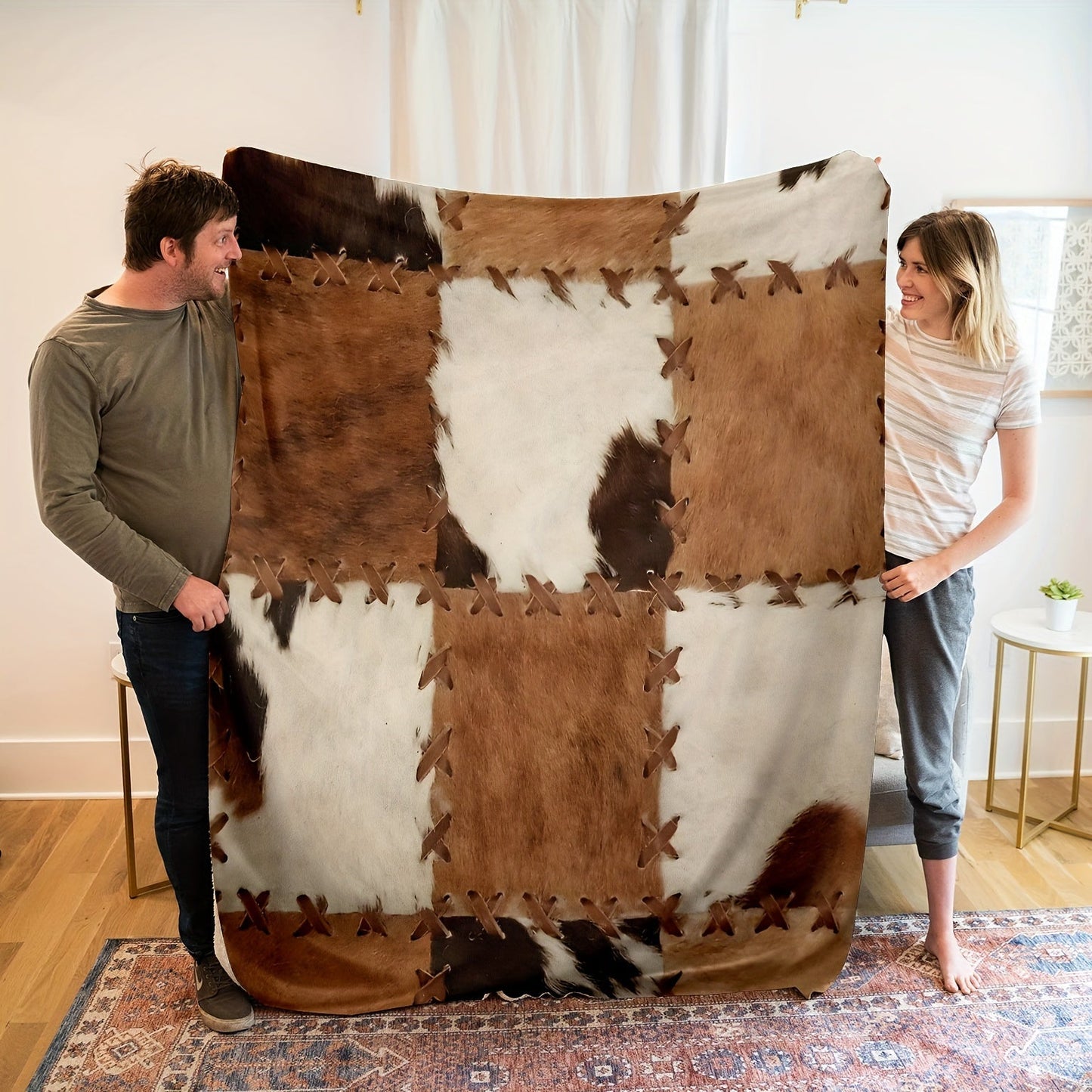 Soft and cozy flannel faux animal fur patchwork printed blanket shawl that can be used as a casual sofa blanket, nap throw blanket, lunch break blanket, or multipurpose blanket. Skin-friendly and comfortable.