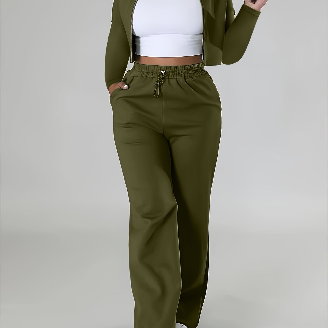 Women's casual sports suit with long sleeves consisting of two pieces.