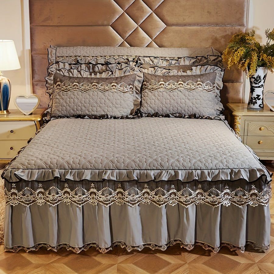 3-piece set of solid color quilted sandwich love quilt with high-rise lace bed skirt. Includes 1 bed skirt and 2 pillowcases. Multi-layer lace embellishment, fashionable and beautiful.