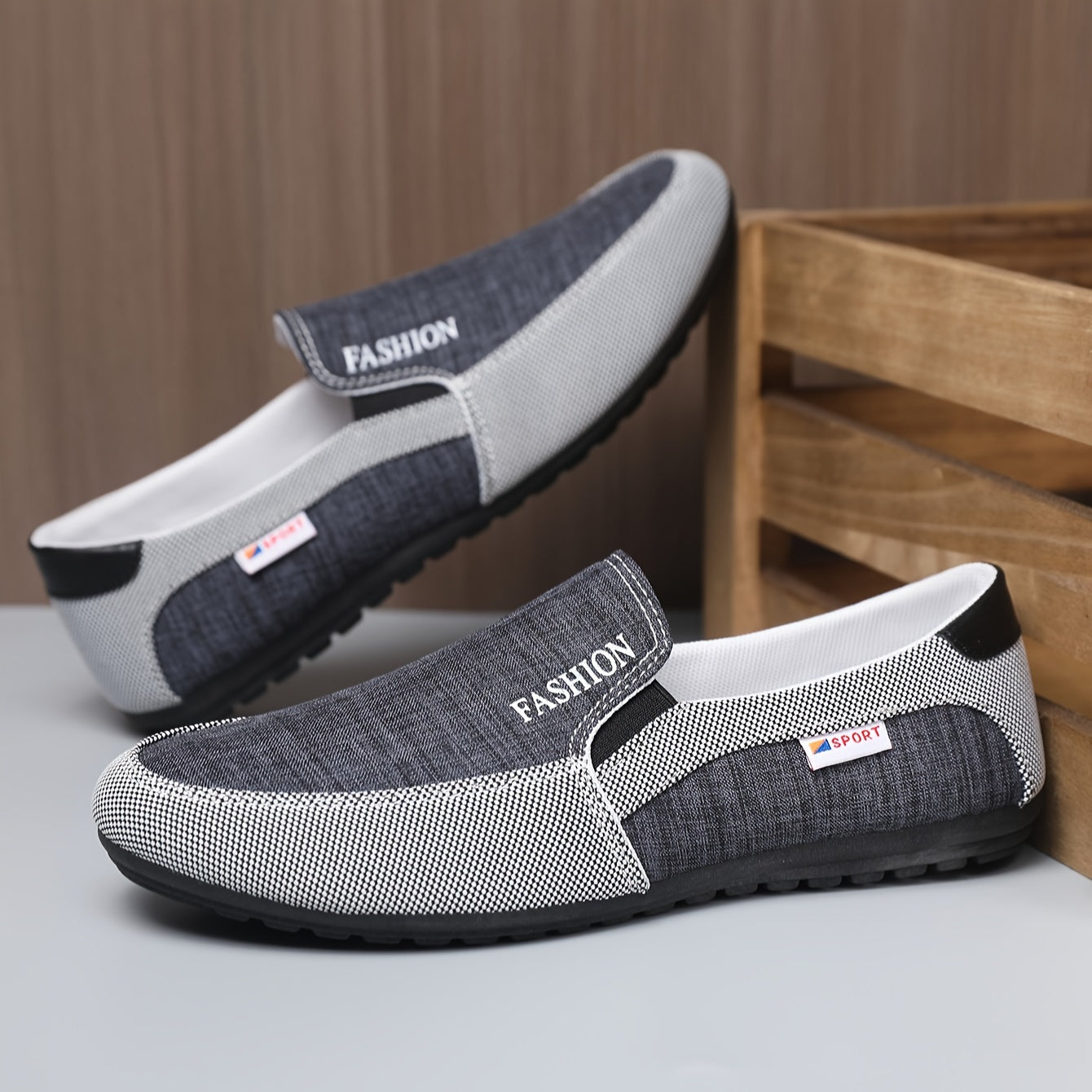 Stylish and comfortable men's canvas sneakers for spring/summer, easy slip-on and breathable.