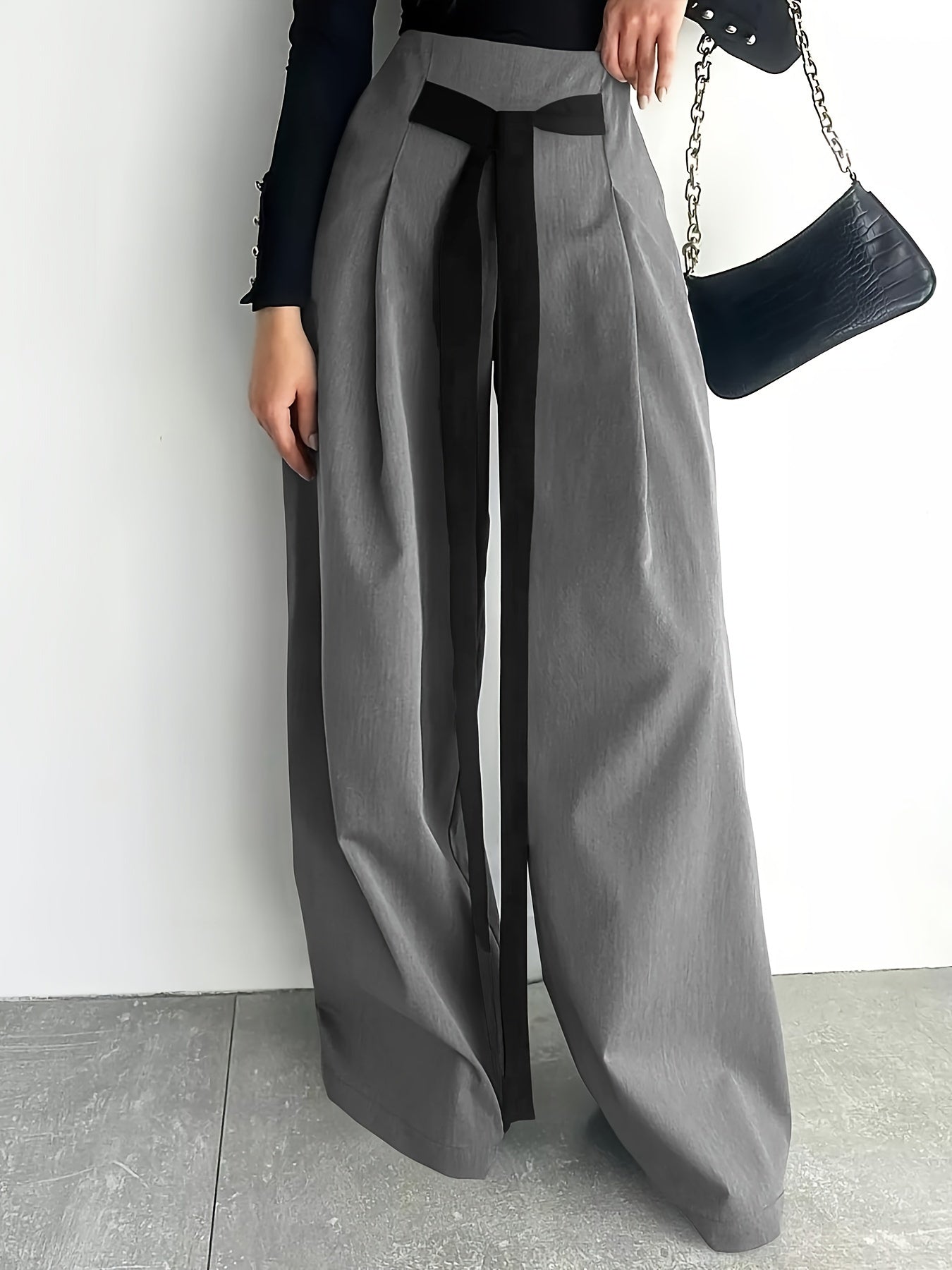 Stylish commuting suit with wide-leg pants in solid color.