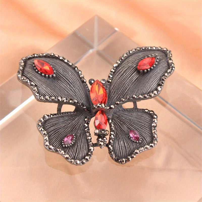 Uslubingizni bu ajoyib Elegant Butterfly Brooch bilan ko'taring, u porloq Rhinestone aksentlari bilan bezatilgan. Ushbu noyob pin har qanday kiyimga, shlyapalarga yoki sumkalarga hashamat qo'shadi. Sizning charm va glamouringizni qo'shish uchun mukammal.