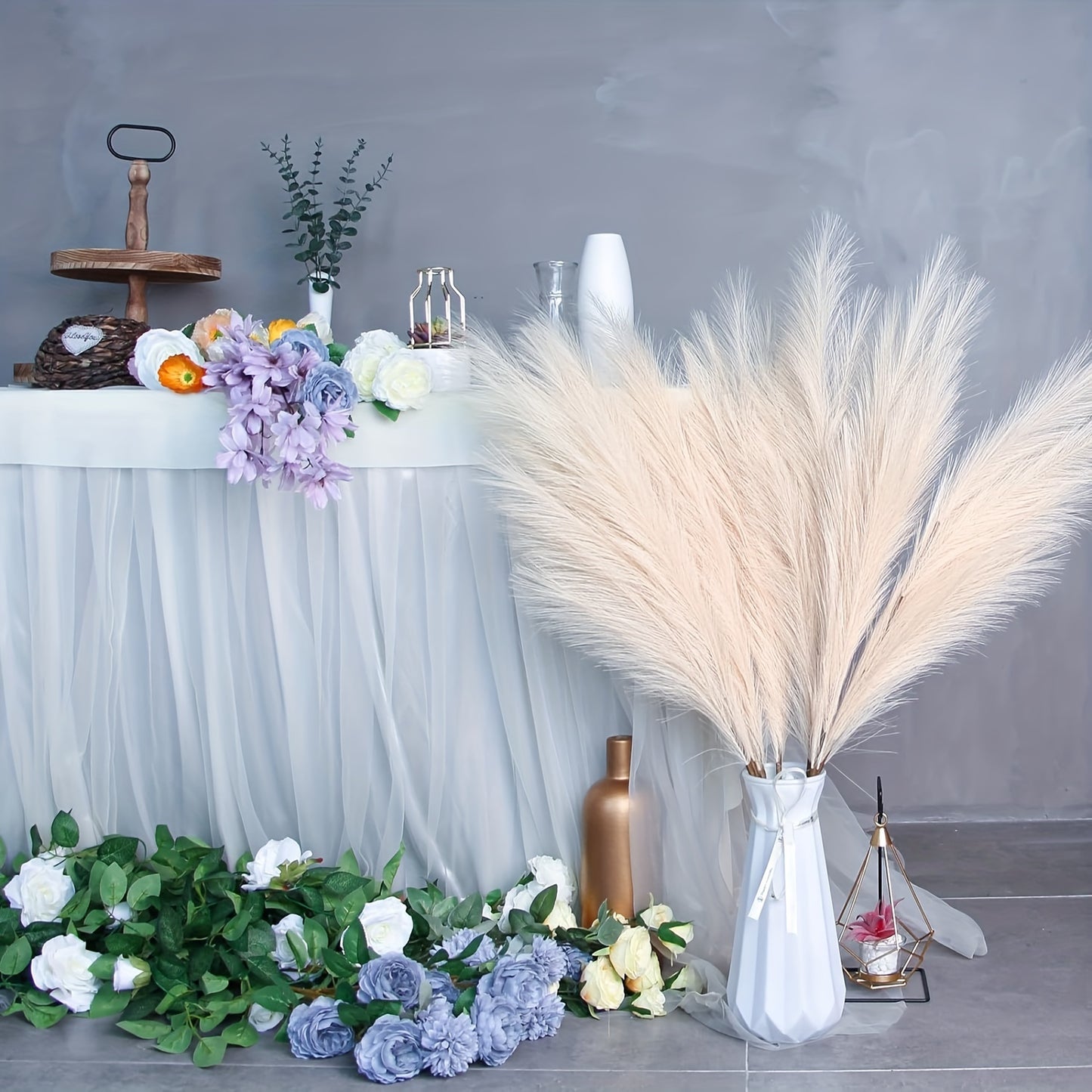 16 pieces of 70.1cm faux long pampas for bohemian style vase filling and floral decorations at weddings, festivals, parties, and home decor. Ideal for table centerpieces and bouquets.