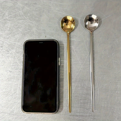 6-piece set of stylish golden ice tea spoons made of premium SUS304 stainless steel, perfect for mixing cocktails, soda, or coffee. From the Portuguese series with a mirror finish, these spoons are dishwasher safe.