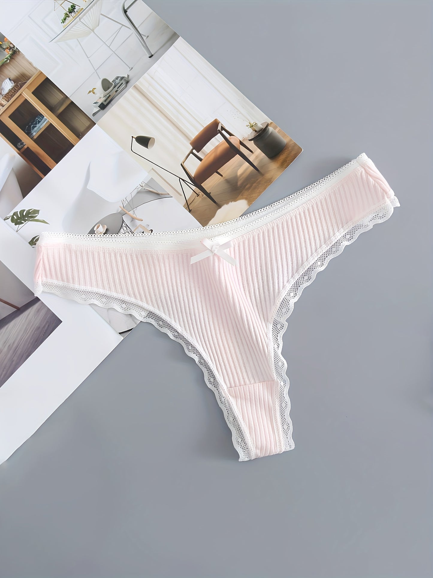 Set of 5 low waist panties with lace trim and ribbed design, perfect for everyday wear.