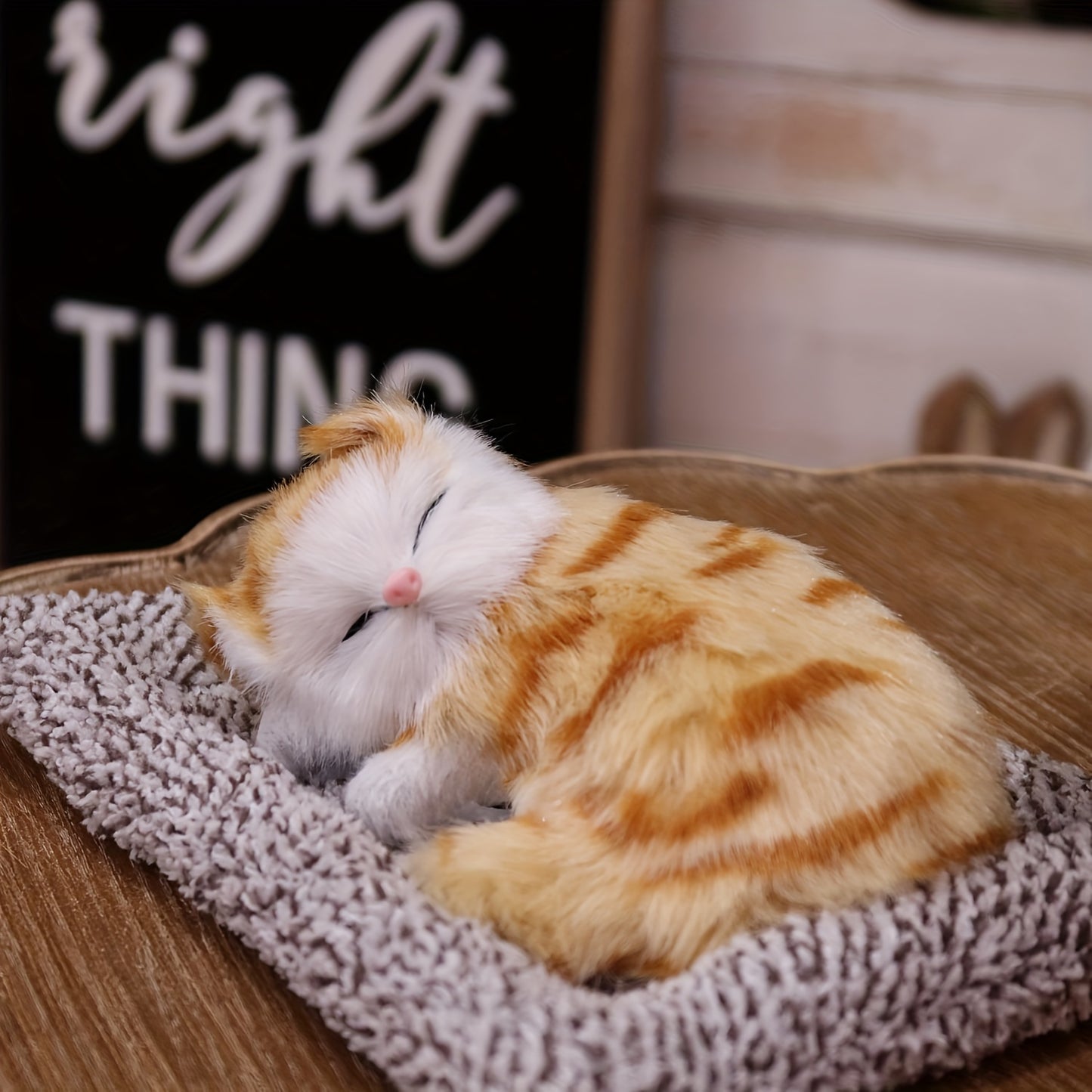 Touch-sensitive meowing cat toy - perfect for youngsters and as a gift for girlfriends, can be used as home decoration or car ornament. A warm and cute simulation pet. Ideal for holiday and