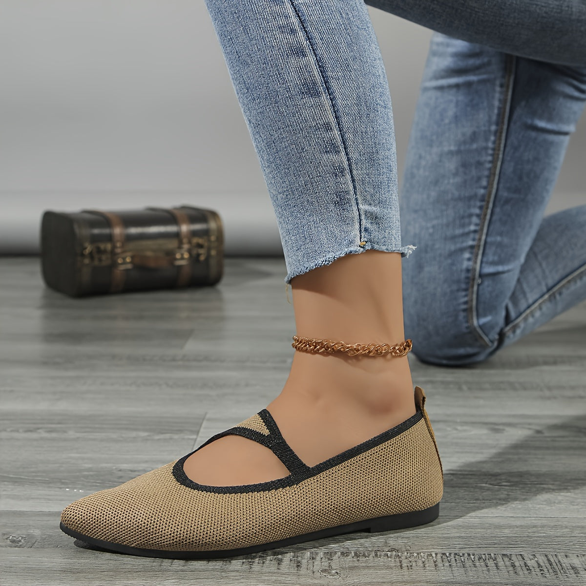 Stylish slip-on flats for women with breathable, comfortable pointed toe and soft sole suitable for all seasons.