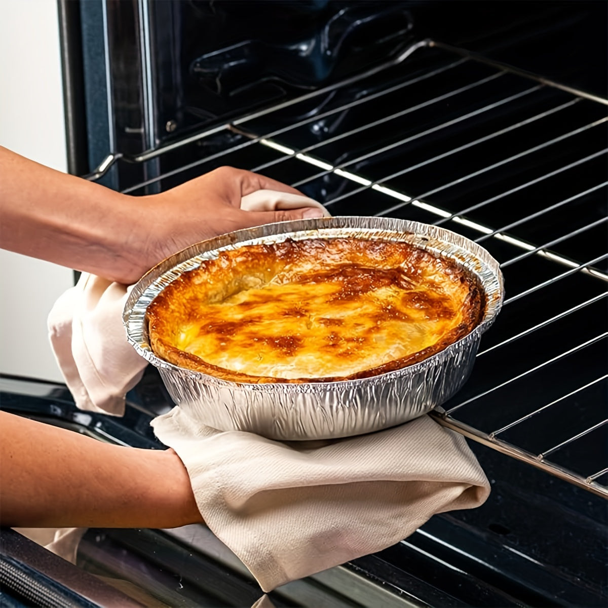 Get yourself a pack of 20 round aluminum foil pans with lids, measuring 22.86cm each. Perfect for taking pies, cheesecakes, cinnamon rolls, flan, and dish cakes on-the-go or for serving at home, in restaurants, or during holiday celebrations, picnics, or