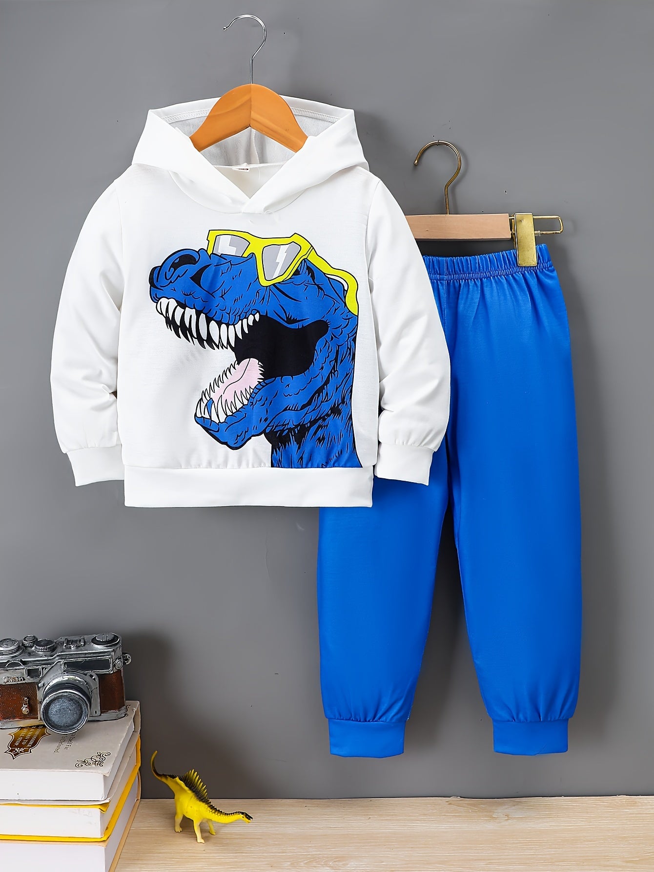 2-piece dinosaur print sweatshirt sports suit for boys, ideal for outdoor wear in spring and autumn. Comfortable fabric, great gift for youngsters.