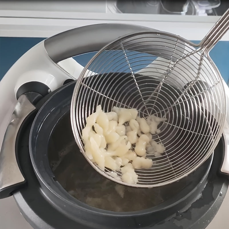 KitchenCraft Plastic Flour Sifter and Lid Combo is the perfect addition to your kitchen. This food-safe dough sieve also includes a batter dispenser, making it ideal for cooking enthusiasts. A must-have accessory for baking, this sifter is compatible