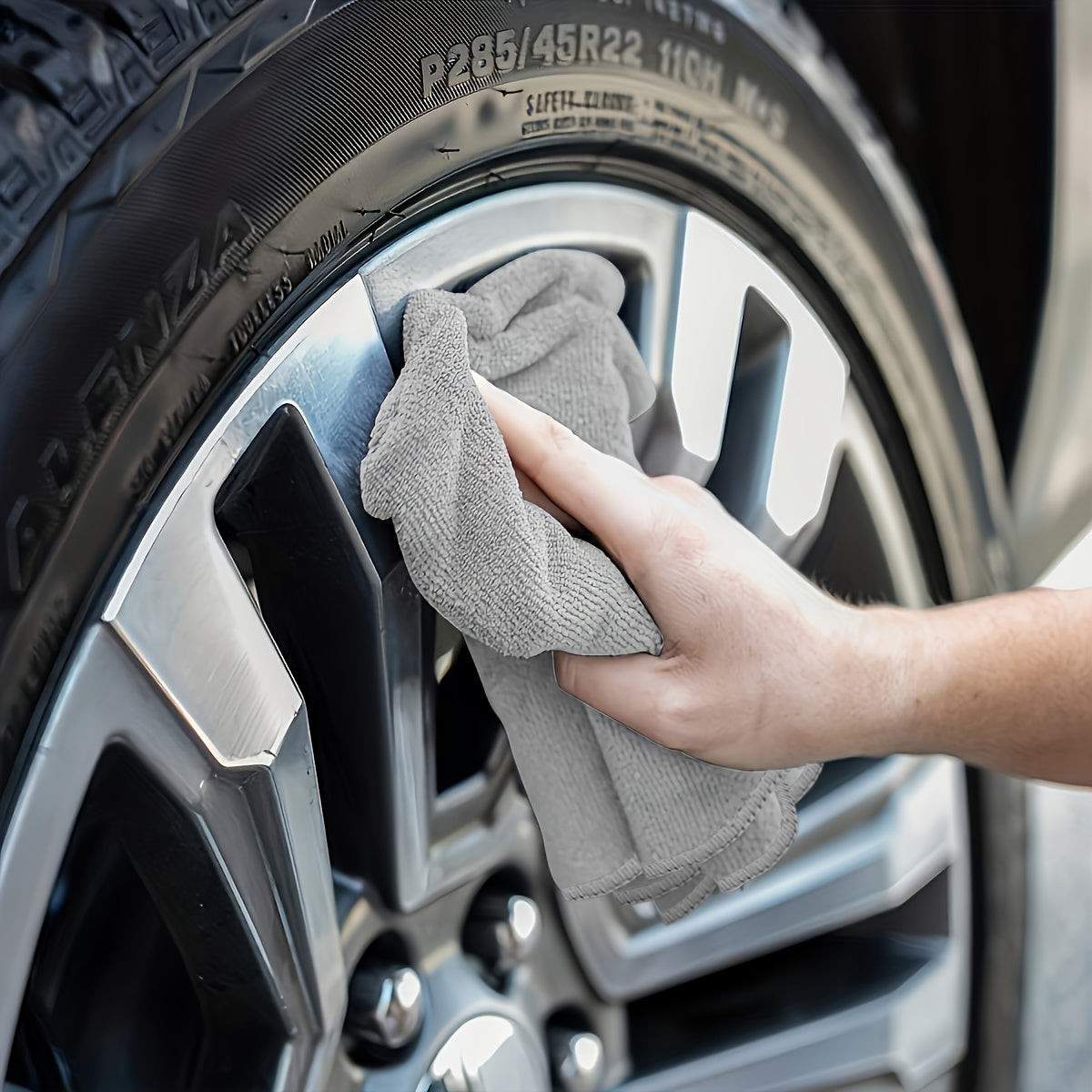 A pack of six bamboo charcoal microfiber cleaning cloths that are highly absorbent, durable, and versatile. Perfect for use in the kitchen, bathroom, car, glass surfaces, and outdoor cleaning. These cloths are stain and grease resistant, and come with