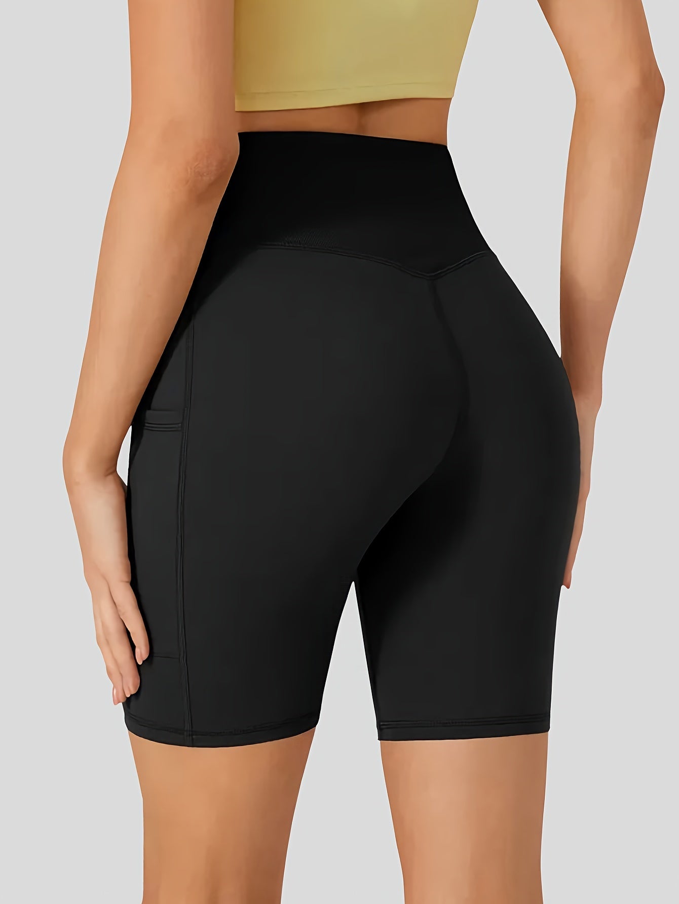 High-waist cycling shorts for women with side pockets, breathable and comfortable, perfect for fitness and outdoor activities.