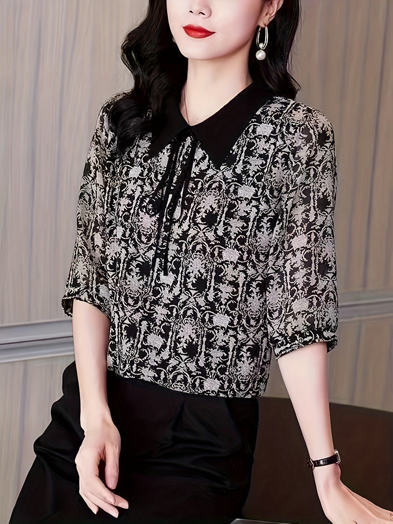 Lapel neck blouse with allover print, perfect for spring and summer.