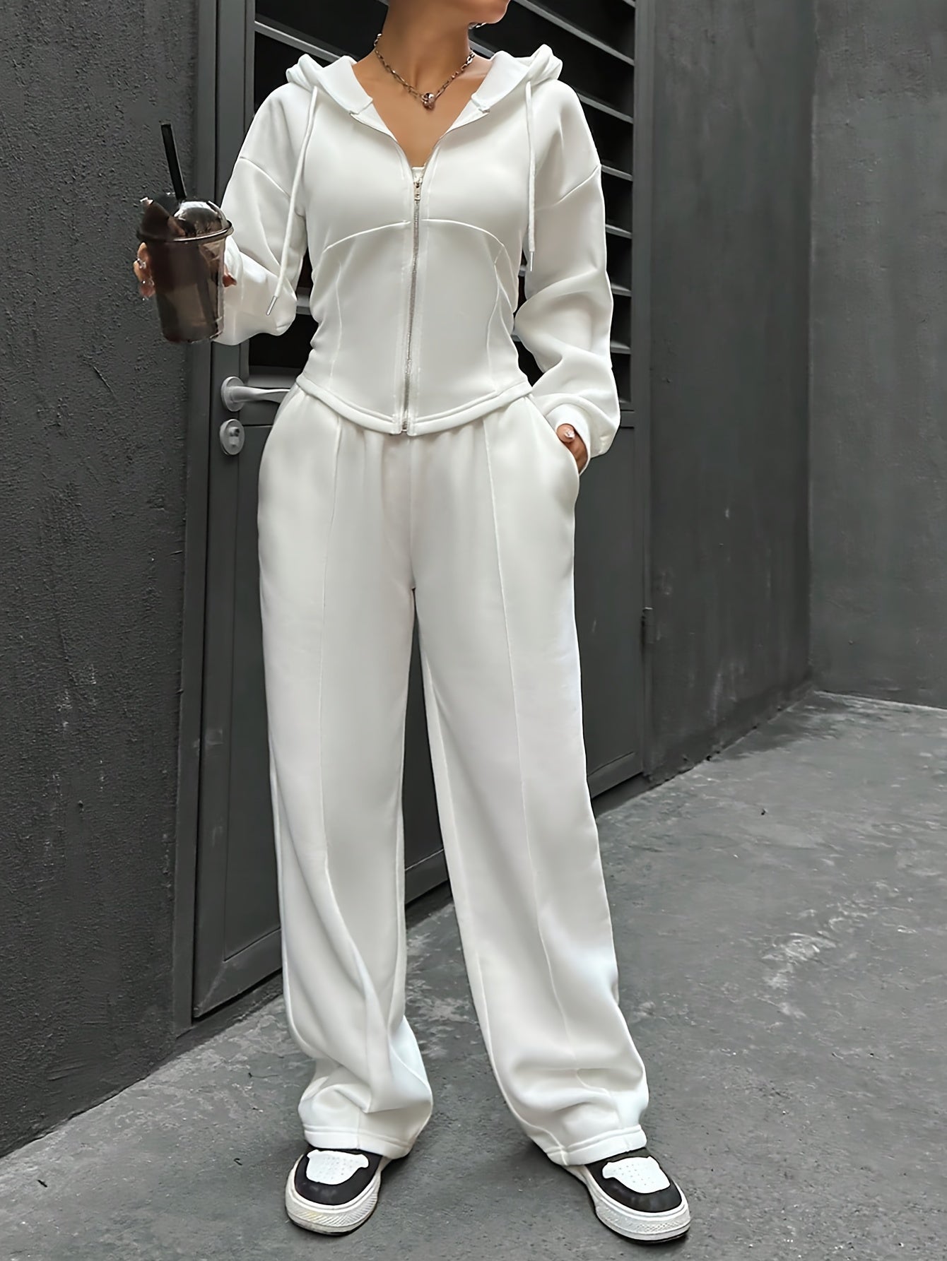 Stylish polyester tracksuit set with hood, drawstring, and zipper details – versatile knit pantsuit for all seasons