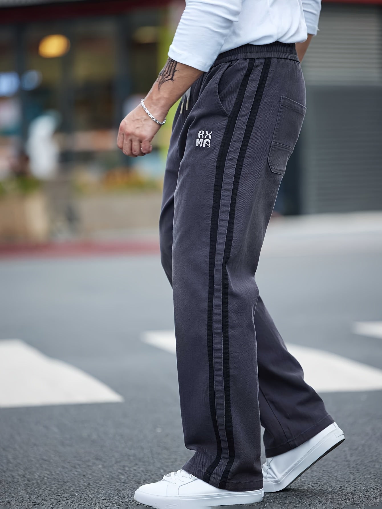 Men's cotton blend label decor straight leg pants with drawstrings for casual sports in spring and fall.