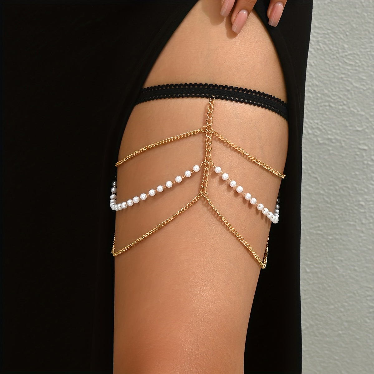 Multi-layer women's pearl leg chain with creative body chain jewelry.