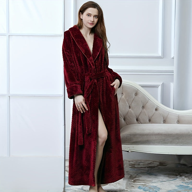 Thick flannel bathrobe with long sleeves and soft coral velvet, ideal for lounging at home or after bathing.