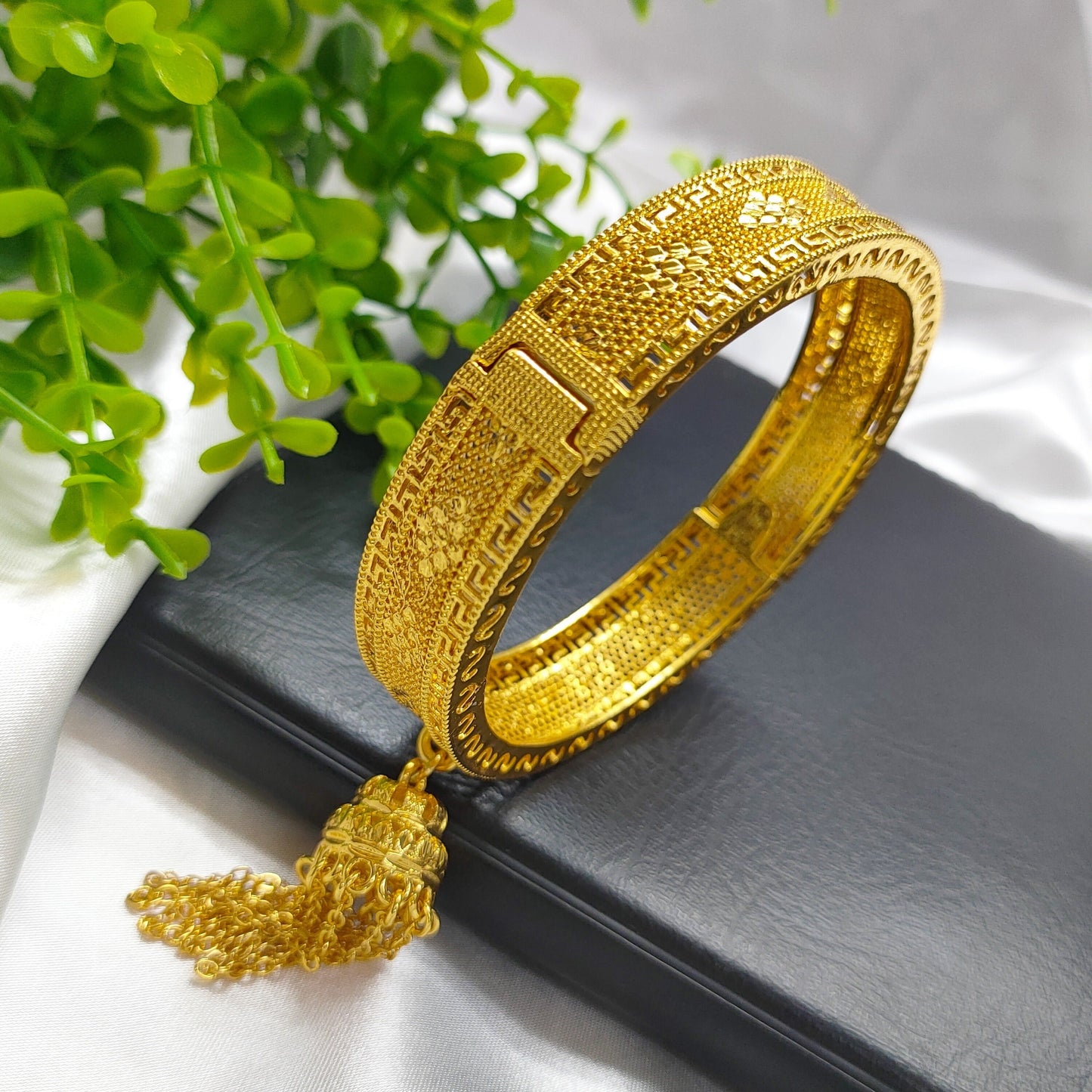 Elegant Gold-Plated Floral Bangle with Tassel Charm - A Timeless Piece for Women, Made of Zinc Alloy, No Stones, Perfect for Special Occasions such as Weddings, Banquets, Festivals, Mother's Day, Valentine's Day, Teacher's Day, Back to School, and