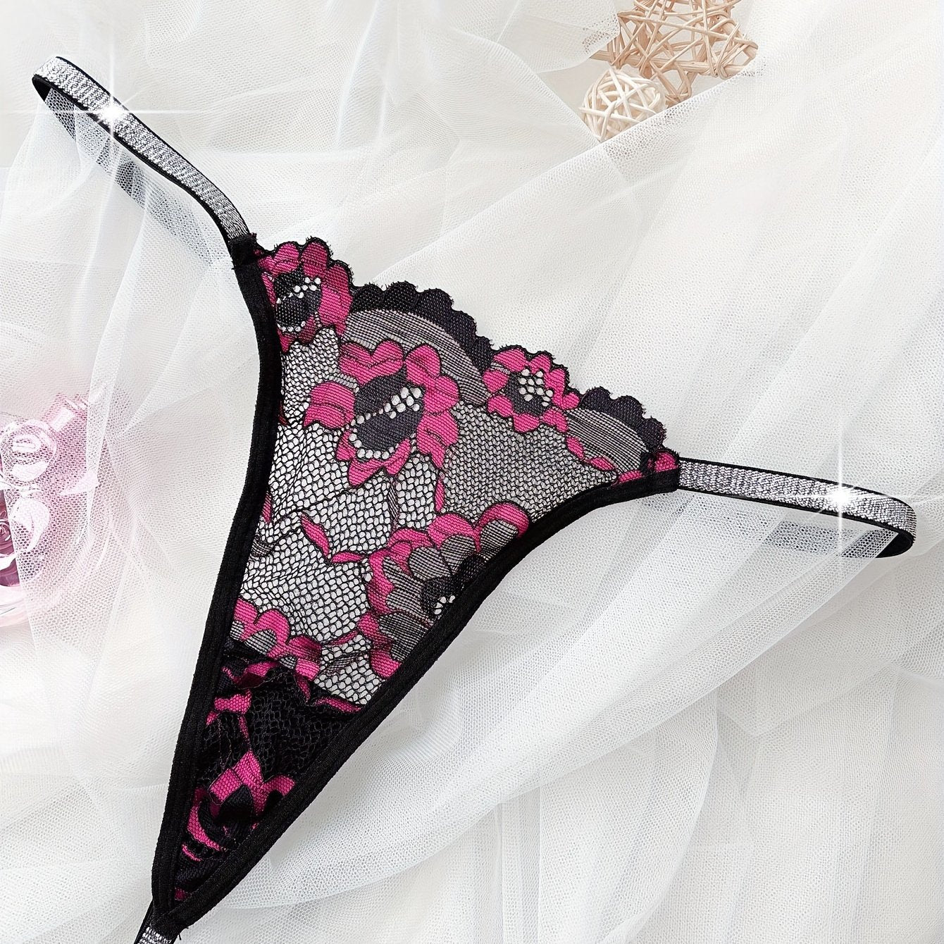 Floral lace thong with shimmering detail, hand washable and made of elastane fabric.