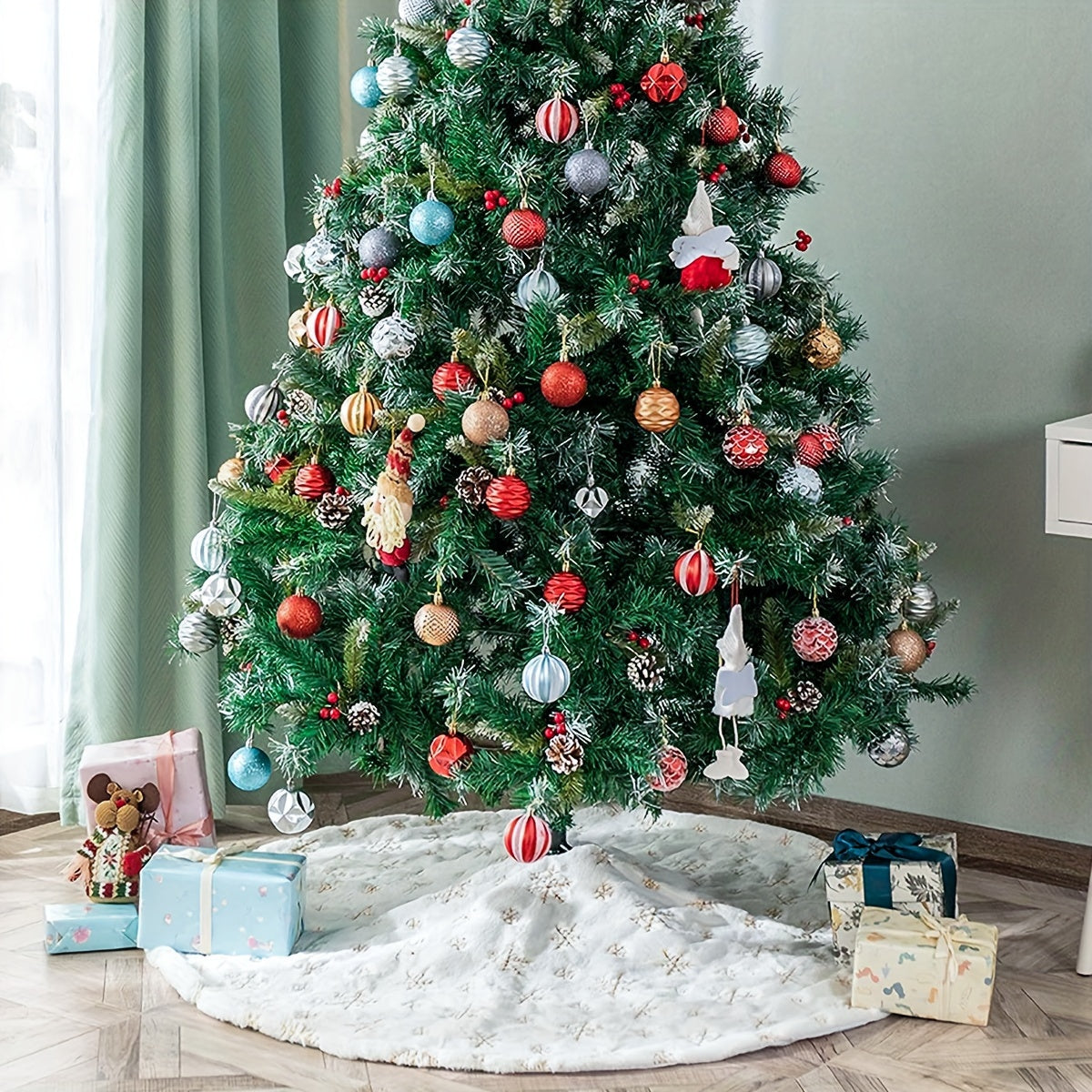 Add a touch of luxury to your Christmas décor with the Qicai Xiaolu Luxurious White Christmas Tree Skirt. Available in multiple sizes, this tree skirt features a beautiful golden/silver snowflake design and faux rabbit fur trim. Perfect for home