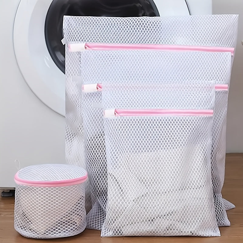 Set of 4 strong polyester mesh laundry bags with zipper closure, perfect for washing delicate items, underwear, and clothes in the washing machine. Ideal for keeping your laundry organized and protected.