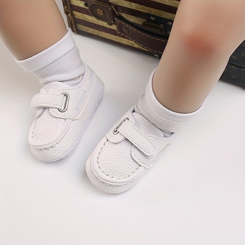 Baby boys and girls can stay comfortable and safe in these lightweight, non-slip sneakers with hook and loop fastener, suitable for indoor and outdoor wear all year round.