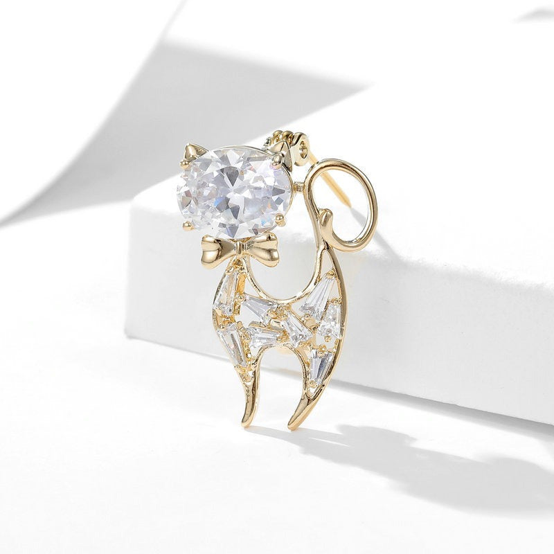 Luxurious Cat Brooch Pin with Rhinestone Detail, Unique Animal-Inspired Design, Chic Kitten Lapel Pin for Spring and Summer Wardrobe