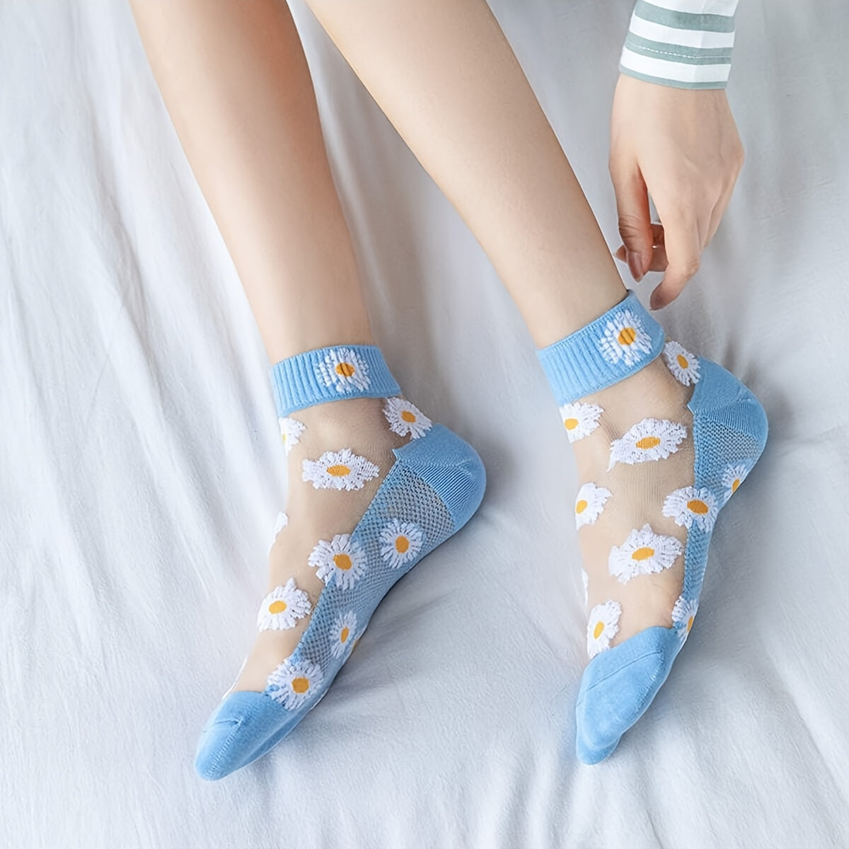 5 pairs of women's daisy pattern short socks, made of breathable glass fabric (70% cotton, 30% polyester, 10% elastane). Hand washable with a knit fabric of 150 gsm and an alphabet design.