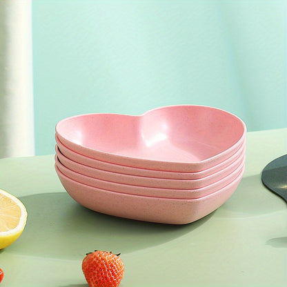 5-piece heart-shaped snack and fruit plate set made of durable plastic, perfect for desserts and pickles - an ideal kitchen accessory.