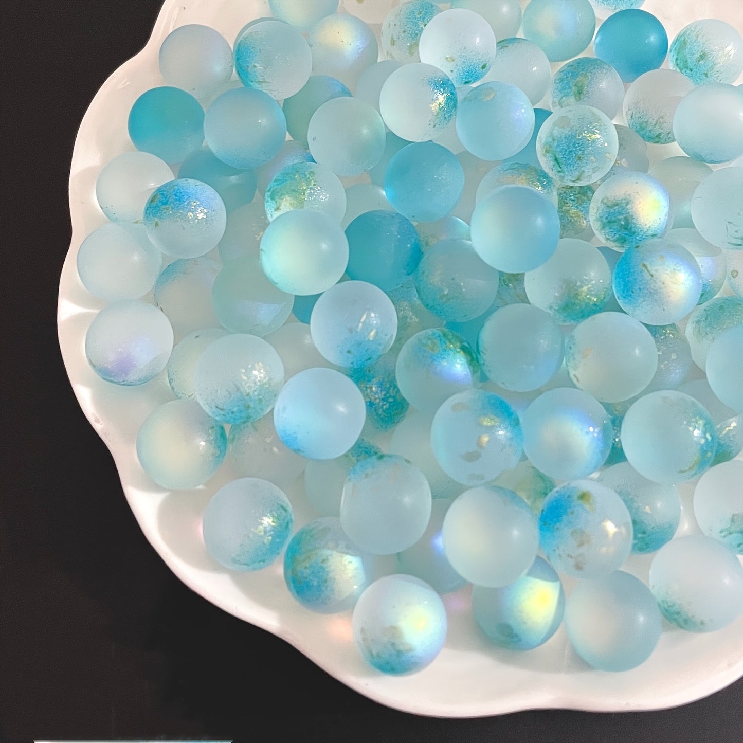 10 glow-in-the-dark glass beads, 12mm, for DIY crafts, jewelry making, and aquarium decor.