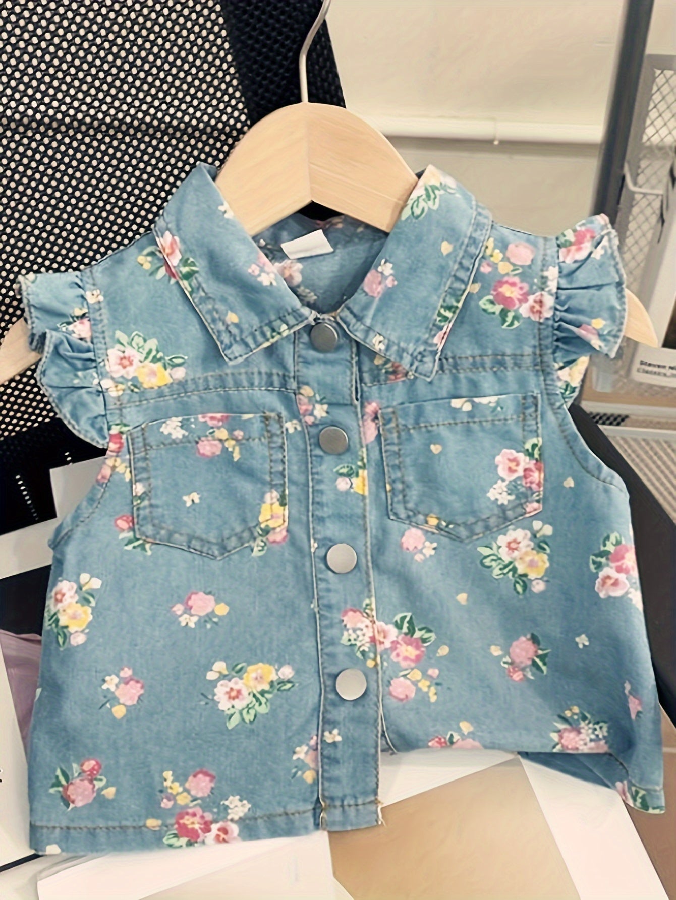 Kids denim floral print outfit set with short sleeve top and matching shorts for toddlers and children 3-8 years. Made of 100% polyester woven fabric, non-stretch. Suitable for summer daily