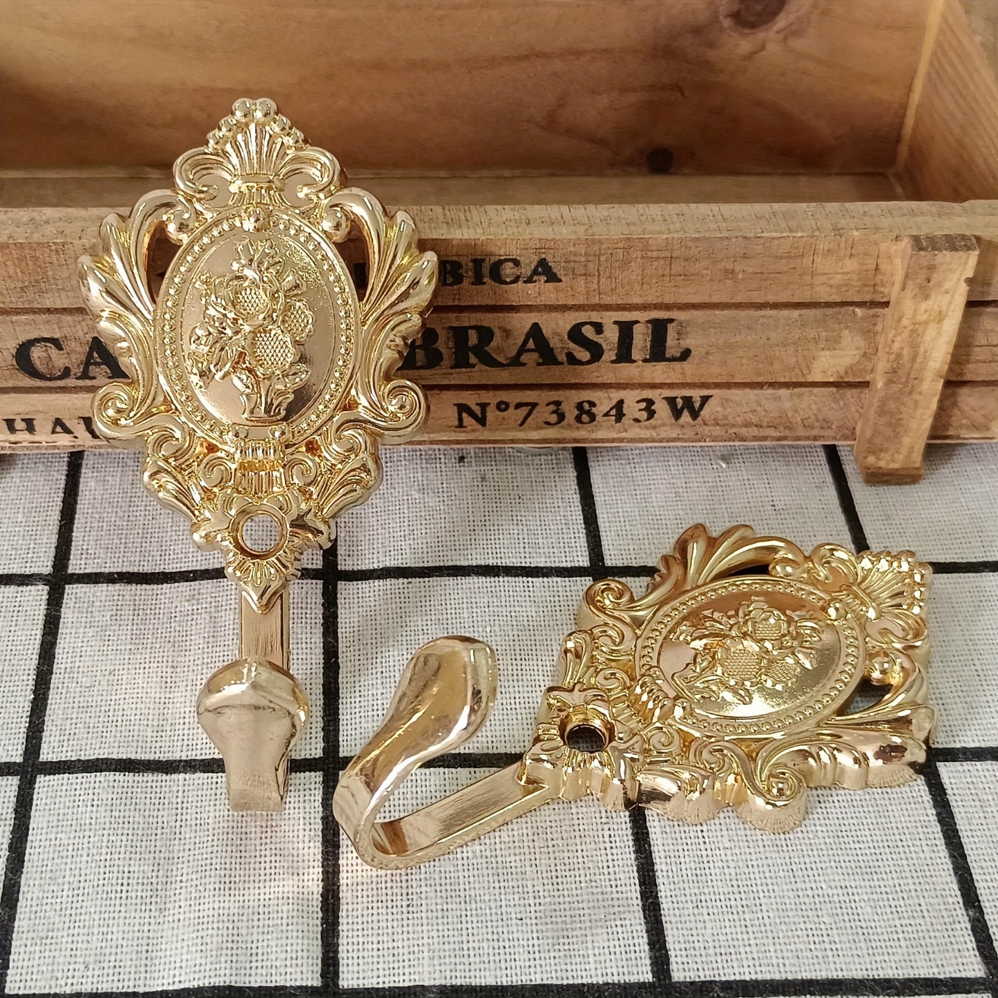 Two vintage European-style zinc alloy golden fan-shaped hooks suitable for bathroom shower curtains, doors, windows, wardrobes, and living rooms.