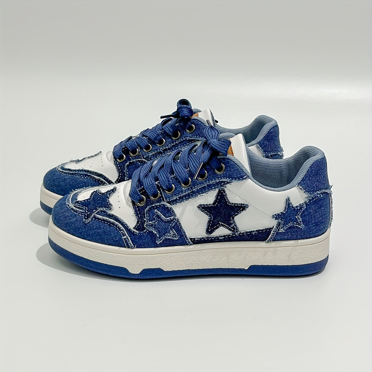 Women's skate shoes with stars design, low top colorblock flatform sneakers.