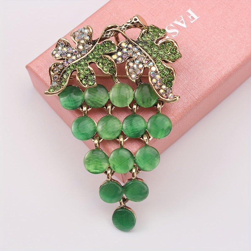 Creative high-end cat eye green grape chest flower suit decoration pin with new fashion fruit brooch.