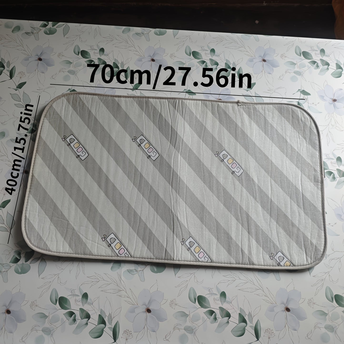 Multi-functional Ironing Mat for Clothing and Dining, Portable Heat-Resistant Pad, Convenient to Transport, Ironing Mat, Heat Insulation, Simple to Utilize, Dining Mat, Laundry Organization and Storage.